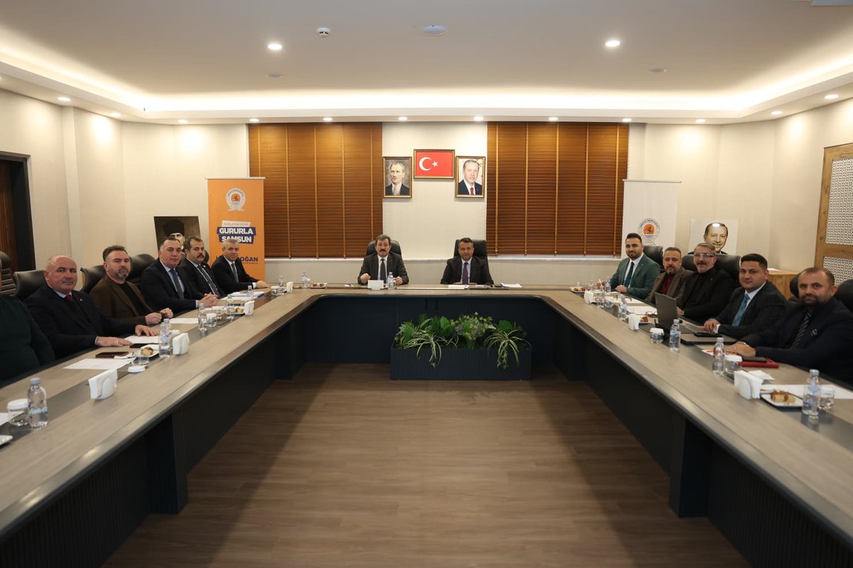 TCSamsunValilik's tweet photo. #Vezirköprü Karma OSB🏭
📌Vezirköprü #KarmaOSB Müteşebbis Heyeti ve Yönetim Kurulu Toplantısı;
Valimiz Sayın @orhantavli_'nın başkanlığında, Büyükşehir Belediye Başkanı Sayın @halitdoganbsk, İlkadım Kaymakamı/YİKOB Başkanı Abdulkadir Demir, Vezirköprü Kaymakamı Özgür Kaya, Vezirköprü Belediye Başkanı Murat Gül, Yeni OSB Müdürü Oğuz Keleş, Vezirköprü Karma OSB Müdürü Orhan Ceylan, müteşebbis heyeti üyeleri ve yönetim kurulu üyelerinin katılımıyla gerçekleştirildi.
📌Toplantıda👇
✅️OSB’de yürütülen yol, alt yapı, enerji nakil ve su hattı yapım çalışmalarının son durumu hakkında bilgilendirme yapıldı.
✅️2026 yılı tahmini bütçesi,
✅️Yönetim aidatları ve hizmet karşılıkları,
✅️2026 yılı arsa satış ve tahsisi ile ilgili prensip ve usul kararlarının yeniden değerlendirilmesi,
✅️OSB'de oluşturulacak küçük imalat ve tamirat alanı,
✅️Hassas Sıcak Dövme Uygulama Merkezi Fizibilite ve Uygulama Projeleri ile Uygulama Merkezi için Yeni OSB bünyesinde kurulacak şirkete ortaklık konuları görüşüldü.
