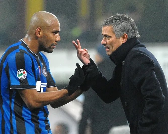 VibronsFoot's tweet image. José Mourinho raconte :

À l’Inter, on savait qu’avant Noël 🎄, Maicon avait l’habitude de provoquer volontairement le dernier carton jaune synonyme de suspension, afin de partir au Brésil 🇧🇷

Un jour, Mourinho le prévient 🚫 :
« Un jaune de plus et tu restes au stage. »

Maicon…