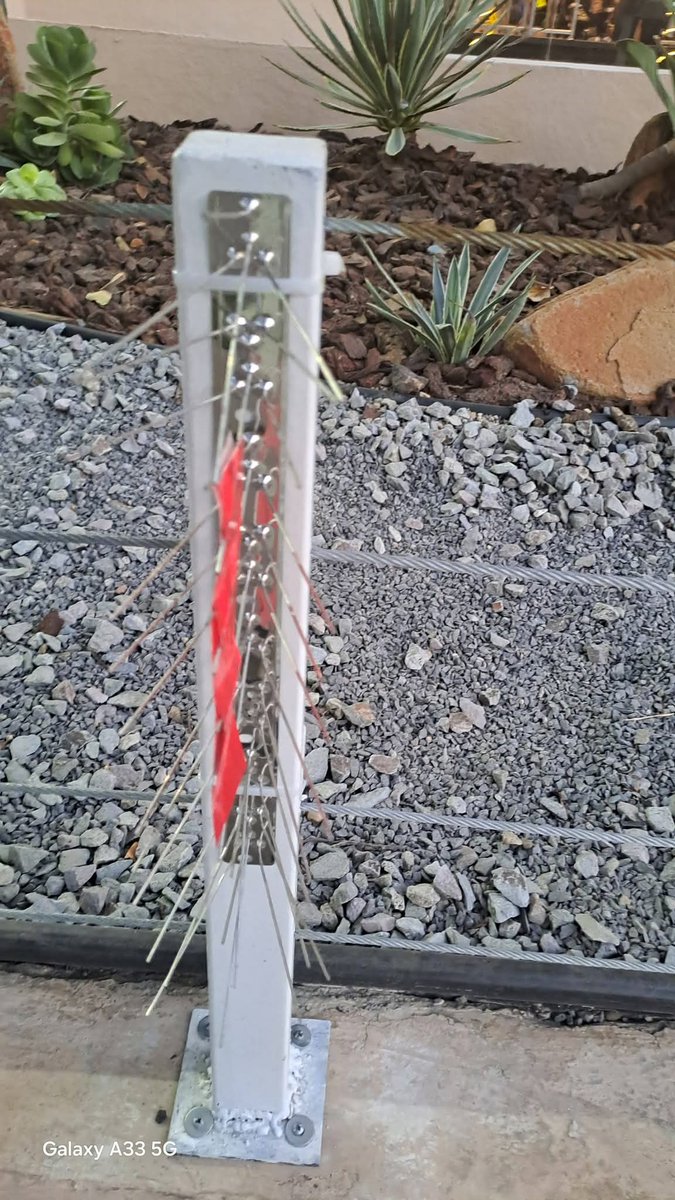 PoderAG_Jal's tweet image. 🚨Hostilidad urbana🚨
En Centro Magno por Av. Vallarta algun inconsciente se le ocurrió colocar estas púas punzocortantes para dañar a los peatones y especialmente a personas con alguna discapacidad visual y hasta algun animalito. 
Una ciudad que hay cientos de obstáculos en las…