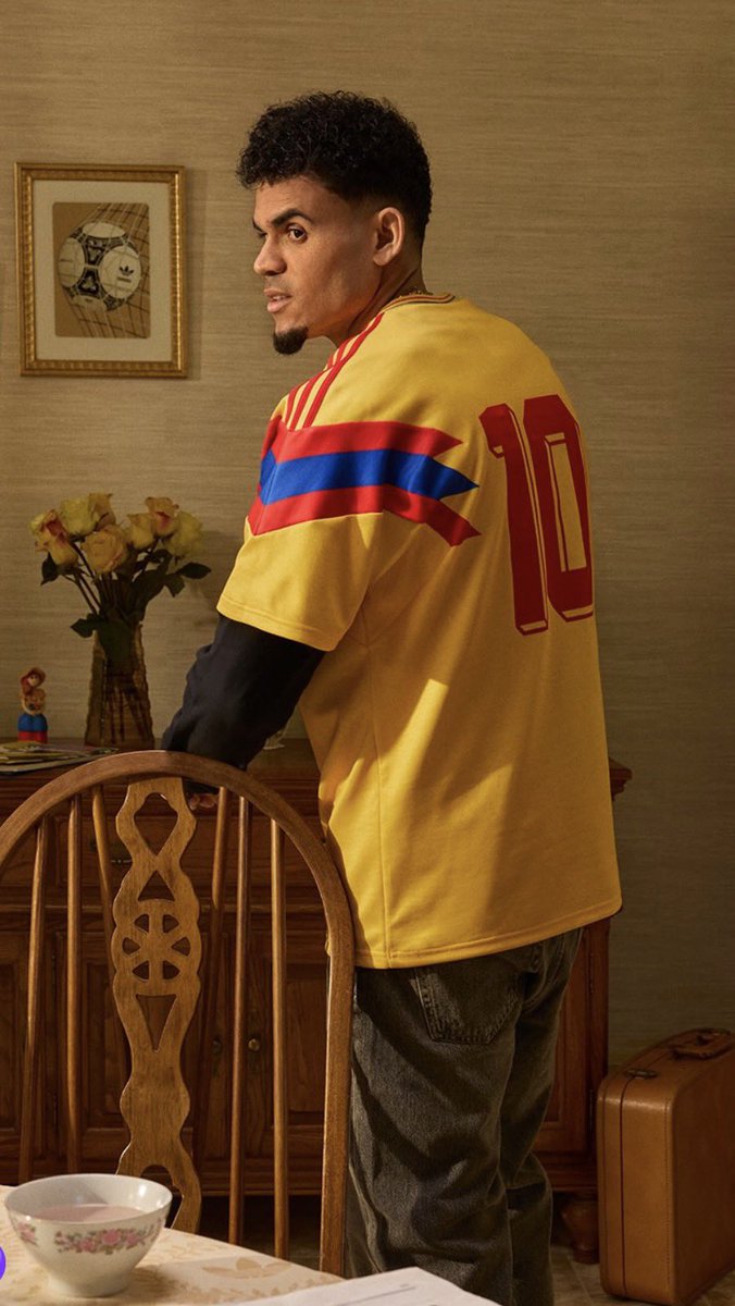 guilloarango's tweet image. 🇨🇴 Adidas lanza la camiseta retro de la @FCFSeleccionCol, inspirada en la que utilizó en Italia 90 🇨🇴👕