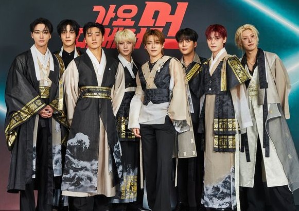 fiddledumplings's tweet image. im in total shock i didnt think they'd carry this gorgeous traditional/modern aesthetic into their album concepts with what we've seen from the previews so far, &amp;amp; with a magazine level photoshoot it's soooo beautiful they are absolutely killing it already with this comeback