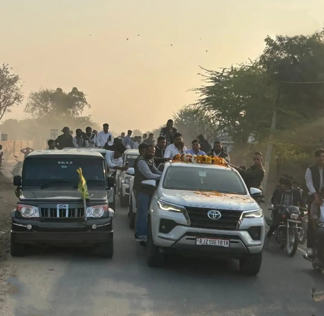 Jitukhoja11's tweet photo. .
🚨🔰 10 किलोमीटर लम्बे काफ़िले के साथ हनुमान बेनीवाल  #हनुमान_का_जयपुर_कूच

-  हनुमान सेना आज एतिहासिक कुच करने      
    जा रही है । 
- हर जगह ट्रेंड में है hanuman beniwal https://t.co/MIL5EcDQYi