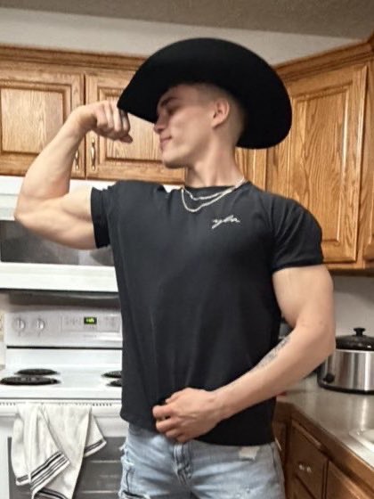 Think The Hat Suits Me😂
#biceps #muscle #gymrat