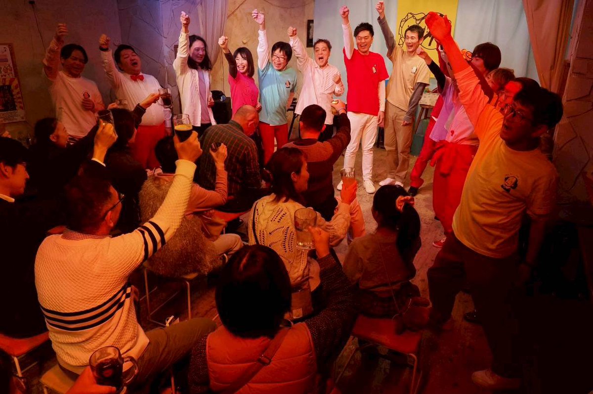 impro_sayaka's tweet photo. 仲間がたくさん集まり楽しいインプロエンタメショーと��打ち上げでした！

ごきげんな仲間と
たくさんのシーンを，作りましたー⭐️

お誕生会を祝ったり
新年を祝ったり
楽しかったなぁ

また皆でもっと楽しいものお届けしたいぞー💫

#インプロ の祭典『#メニメリ デイズ14』【Flourish】2026 1/7-12 https://t.co/2t8j80Gdcx