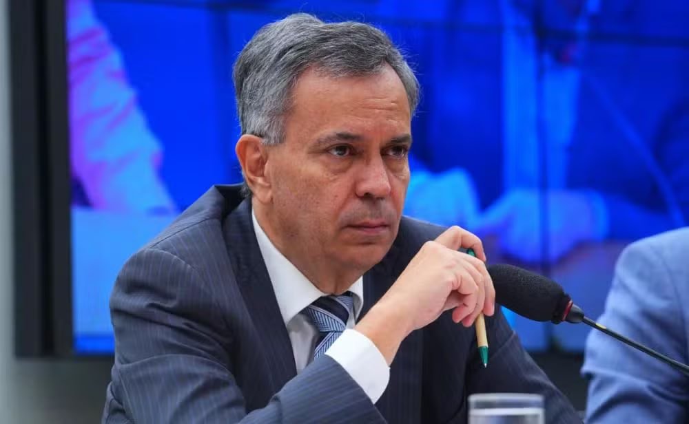 🚨 EMENDAS NA MIRA

A PF deflagrou nova fase da operação Overclean e tem como principal alvo o deputado Félix Mendonça Jr. (PDT‑BA), suspeito de desviar emendas parlamentares com apoio de um grupo que envolvia prefeitos, empresários e seu secretário Marcelo Chaves.