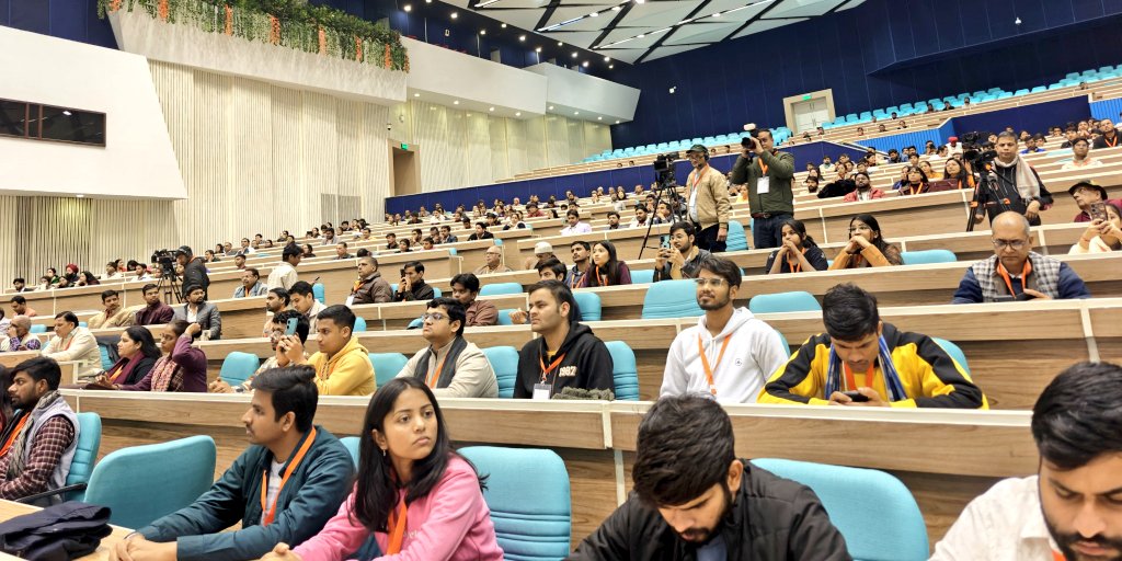 भारत का युवा केवल भविष्य की चर्चा नहीं करता  वह भविष्य निर्मित करता है। उसमें विचार की तीक्ष्णता, कर्म की तत्परता और राष्ट्र के लिए कुछ कर दिखाने का जीवंत आत्मविश्वास है। यही ऊर्जा आज भारत को नई दिशा, नई गति और नए लक्ष्य प्रदान कर रही है।

इस अवसर पर दिल्ली की माननीय मुख्यमंत्री