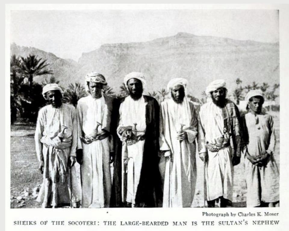 سلطان المهرة وسقطرى علي بن سالم بن عفرار وبعض وجهائها
مجلة ناشيونال جيوغرافيك 1918

الصورة التقطت عام 1911م في سقطرى ونشرت عام 1918م في مجلة ناشينيل الأمريكية.

مكان الصورة / حديبوه / طح داعن وخلفهم جبل حديبوه يضهر بوضوح .