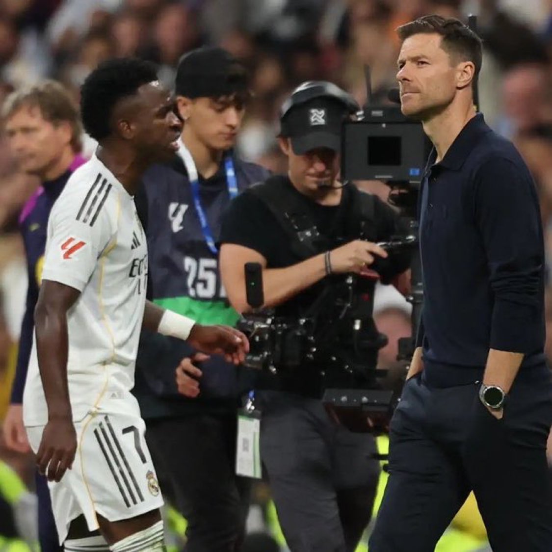 🚨🚨🚨🚨🚨🚨🚨 عاجل — الاثليتيك :

تشابي ألونسو خسر غرفة الملابس في ريال مدريد 

عندما قرر النادي عدم معاقبة فينيسيوس جونيور

بعد حادثة الكلاسيكو!!!!!!❌❌❌❌❌❌