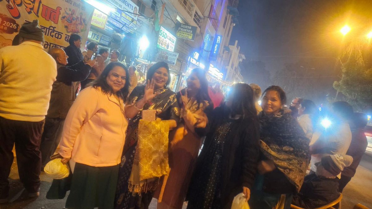 kalia2006's tweet photo. आज वॉर्ड 22 में पंजाबी समाज के भाई-बहनों एवं जल सेवा समिति के साथ लोहड़ी का पावन पर्व मनाने का सौभाग्य मिला, जहाँ उत्सव के उल्लास और अपनेपन की मिठास ने मन को प्रफुल्लित कर दिया।
@BJP4Delhi @Virend_Sachdeva @KulwantRanaBJP @yogenderchando1 https://t.co/YrDTySF4DE