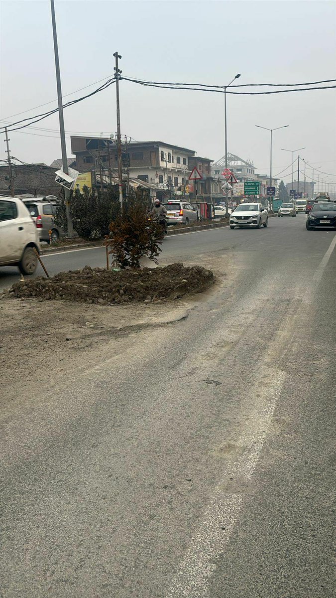 Any clue why RnB planted this on the Qamarwari Parimpora road. Is it an innovation or a failed approach of <a href="/Jalshakti_JK/">Department of Jalshakti J&K</a> and RnB. FYI <a href="/rtimuzaffar/">Dr Raja Muzaffar Bhat</a> <a href="/TahirPeerzada_/">Tahir Peerzada</a> <a href="/imrankehwah/">Sheikh Imran</a> <a href="/JavedRanaa/">JAVED AHMED RANA</a> <a href="/kashmirobserver/">Kashmir Observer®</a> <a href="/manojsinha_/">Manoj Sinha</a> <a href="/OmarAbdullah/">Omar Abdullah</a> <a href="/nayeema1/">Nayeema Mehjoor</a> <a href="/Office_ASRM/">Office of Aga Syed Ruhullah Mehdi</a> <a href="/khantabassum0/">Tabassum Khan</a> @khanzoya1