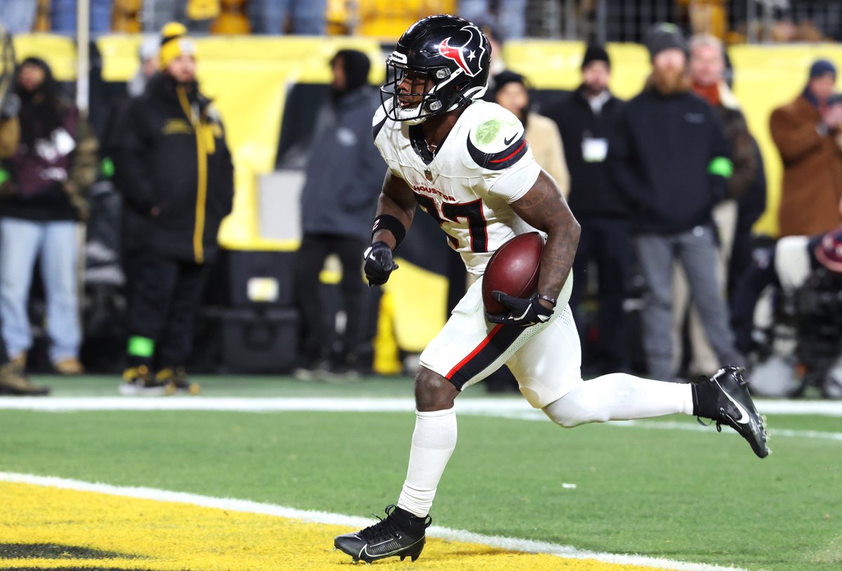 Woody Marks gained positive yards on all 19 of his rush attempts on Monday night 💪

That's the most carries without a negative/zero yard rush in a playoff game since at least 2000