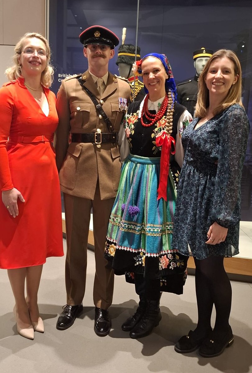 🇵🇱 Przedstawiciele <a href="/FedPolUK/">Federation of Poles in GB</a> mieli zaszczyt spotkać się wczoraj z Prezydentem RP Karolem Nawrockim podczas spotkania Polonii, które odbyło się w National Army Museum w Londynie.
Spotkanie było doskonałą okazją do zaprezentowania działalności organizacji polonijnych oraz pracy i