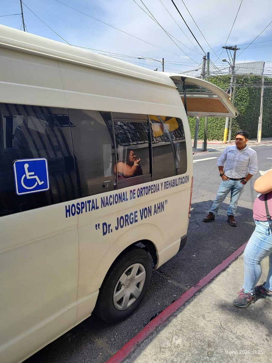 UCEE_CIV's tweet photo. 🏥🇬🇹 El 2026 inicia fortaleciendo la salud pública.
El CIV, a través de la #UCEE, entregó mobiliario básico al Hospital General San Juan de Dios y al Hospital Dr. Jorge Von Ahn.
🦽🚑 Camillas, sillas de ruedas y más para una atención digna y de calidad.
#GobiernoDeGuatemala https://t.co/nM5q7YrWHo