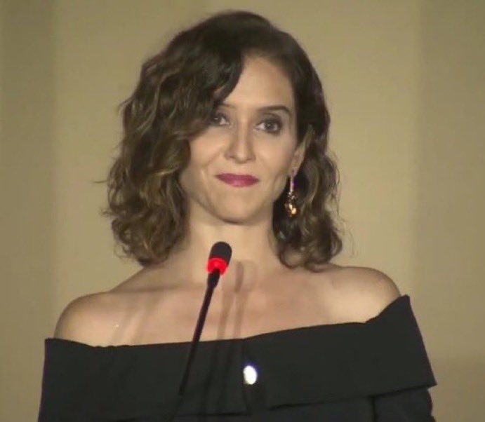 Aprovechando lo de Julio Iglesias, de repente aparece la insigne Rosa Villacastín #TEM13E para negarle a Ayuso hasta su condición de mujer.

Para los más despistados, Rosa Villacastín es la de la izquierda. Ayuso, la de la derecha