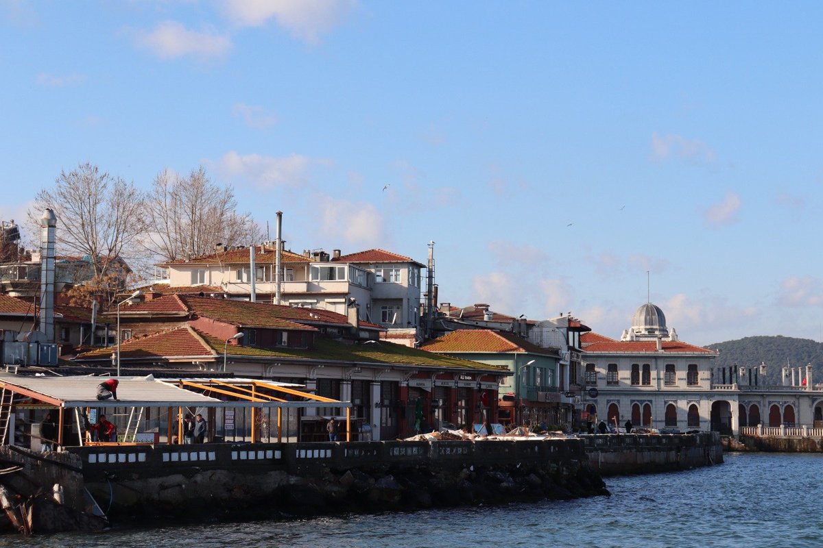 Büyükada Şehir Hatları İskelesi ile Belediye Binası arasındaki sahil bandındaki imara aykırı tüm yapılar, Adalar Belediyemiz, Kültür ve Turizm Bakanlığına bağlı Koruma Kurulu ve İstanbul Valiliği Çevre, Şehircilik Müdürlüğü tarafından alınan kararlar doğrultusunda ve Adalar