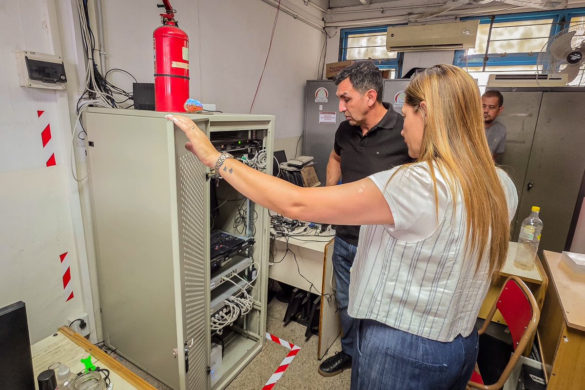 Estuvimos en la Escuela de Comercio N° 2 trabajando junto a equipos educativos para avanzar en la puesta a punto de las escuelas.

Acompañar a la comunidad educativa y a las familias es central: estar presentes, escuchar y trabajar juntos para que el inicio de clases sea cuidado,