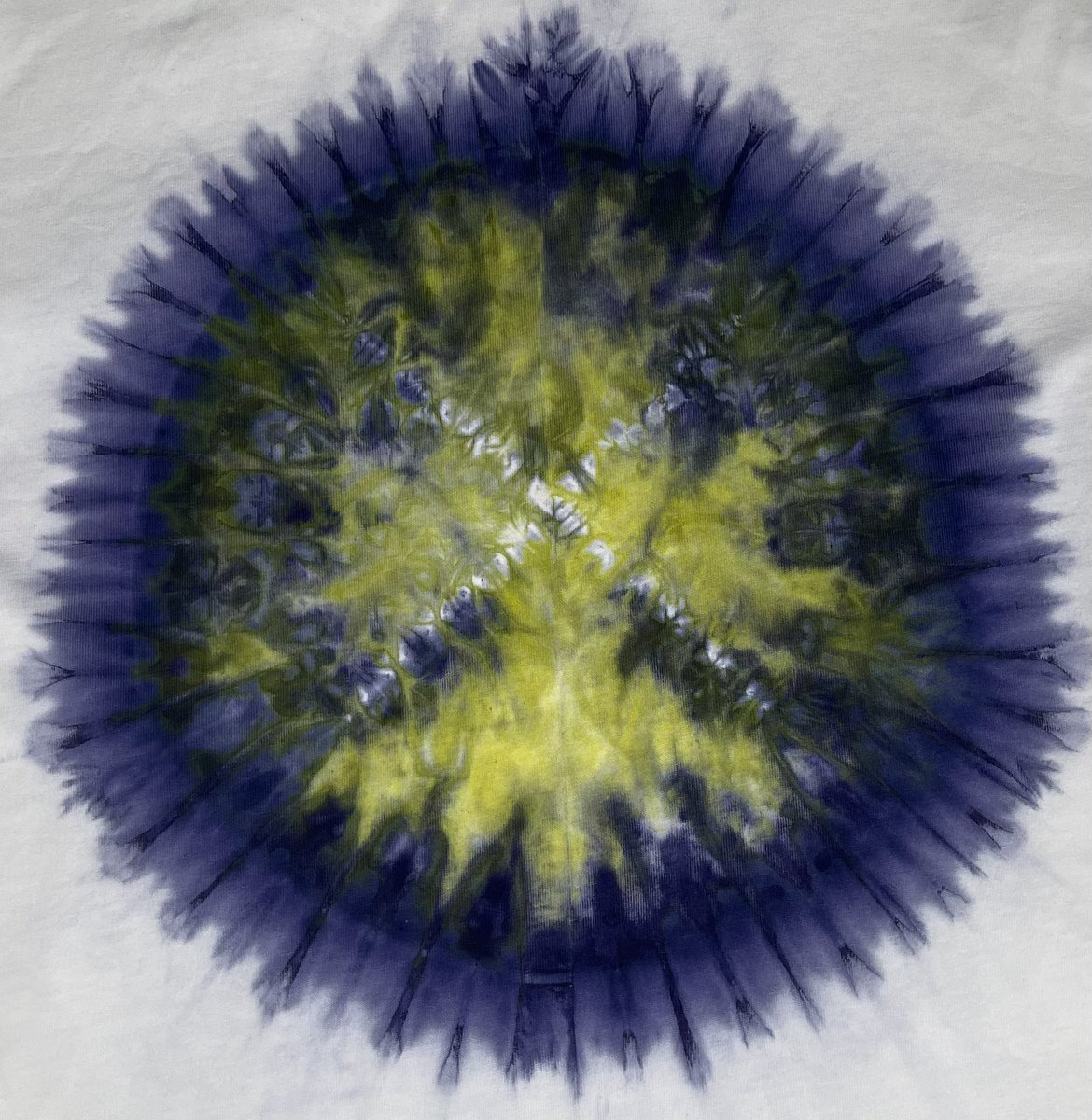 Șèdá tee 2 💙🍀

This is the second of the four emblems we created. Each one designed to anchor your fits, not just fill space in your wardrobe.

Available in sizes L-XXL

NGN 25,000