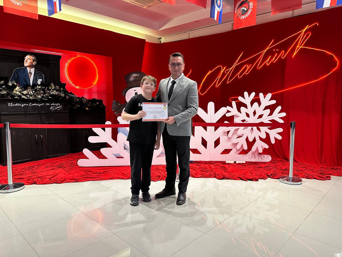 Ortaokul öğrencimiz Mehmet Yekta Çabuk sergilemiş olduğu örnek tutum davranışı ile kartlarını tamamlayarak davranış tebrik belgesini almaya hak kazandı.Öğrencimizi tebrik ederiz.