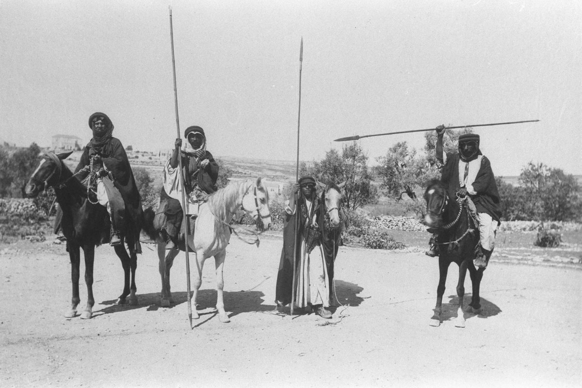 jrwani_9's tweet image. وإن صاح عايل على راس طايل
وتطلقت جرد الأمهار الأصايل
من فوق طوعات الرمك كل عايل
عامر جواده لون دلو السبابيح

شيخٍ يوردها حياض المنايا
بِمْطارق الزانات بين الشفايا
والدم يدفق مثل عزل الروايا
من مرهفاتٍ بالعروق النحانيح

- شعر قديم من بئر السبع.