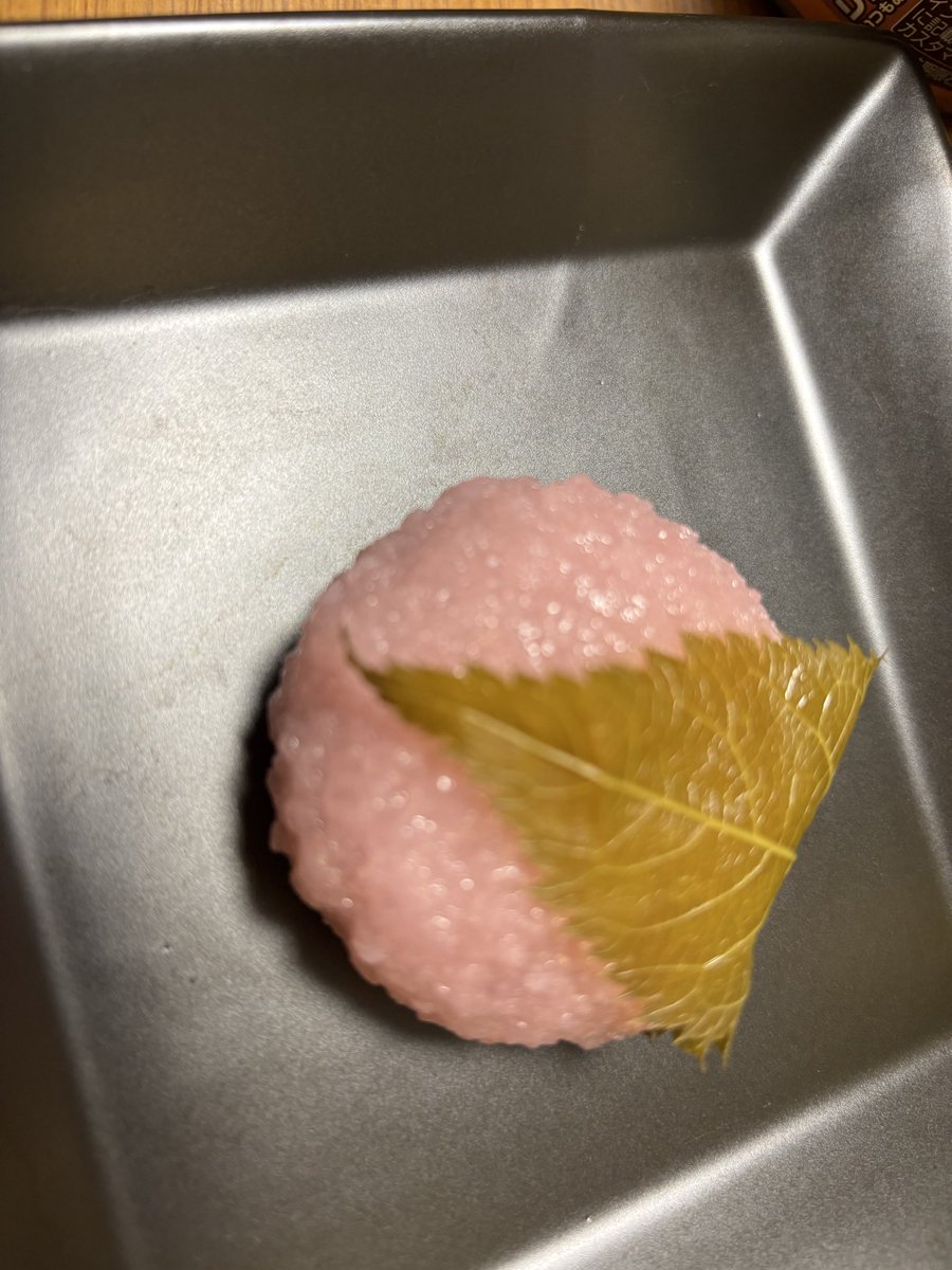 桜餅の葉っぱは、塩漬けにした桜の葉なので、食べられます😊 The leaf