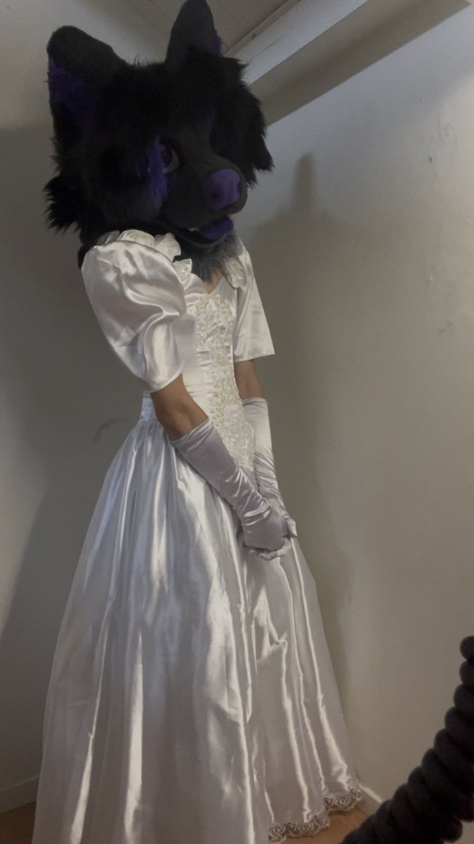 LexieInTheBox's tweet image. who doesn't love shiny clothing~