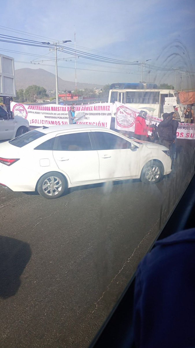 Bloqueo de transportistas en el Km. 23 de la autopista México Puebla dirección a la CDMX. Precaución