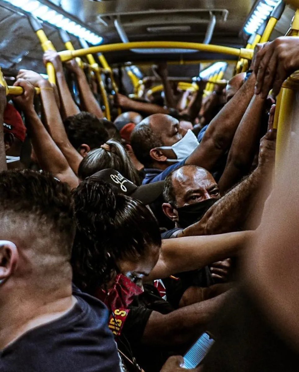 rickazzevedo's tweet image. O jornalismo sempre coloca uma foto de praia ou cachoeira com as pessoas se divertindo para falar do verão no Rio. Mostrem a realidade dos trabalhadores espremidos no transporte público sem ar-condicionado, pessoas desmaiando, trabalhadores de rua exaustos. Chega de romantizar o…