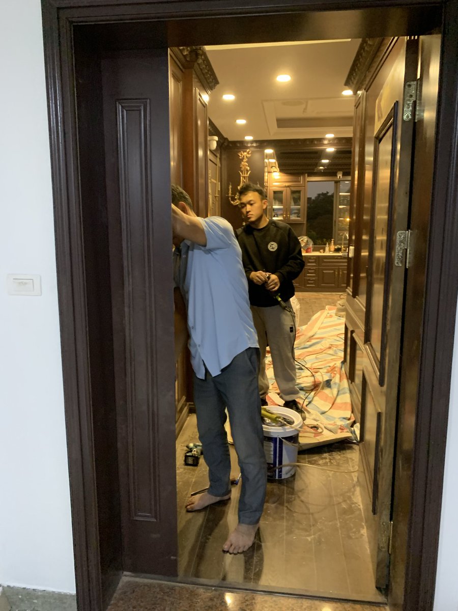 KeyAnSinh's tweet photo. Lắp khóa điện tử sang trọng cho chị chủ, cửa gỗ lim, đục cẩn thận không sẽ vỡ thớ.
Call: 0888514586, phục vụ tận nơi, làm tốt giá tốt.
Địa chỉ: 35/279 Đội Cấn Ba Đình Hà Nội https://t.co/nD4ssa2ovP