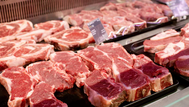 Fleisch aus Österreich: Nach Spar ziehen jetzt weitere Supermärkte nach. Auch Adeg, Billa, Lidl und Penny sagen „Nein“ zu Fleisch aus Südamerika. krone.at/4013505