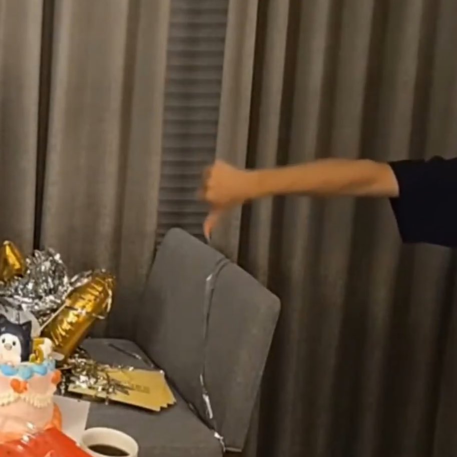 djsnxncxsk's tweet image. 헛웃음 
물병 주세요 : 물병이요
저는 준한씨의 사랑을 먹고 삽니다 : ㄴㄴ