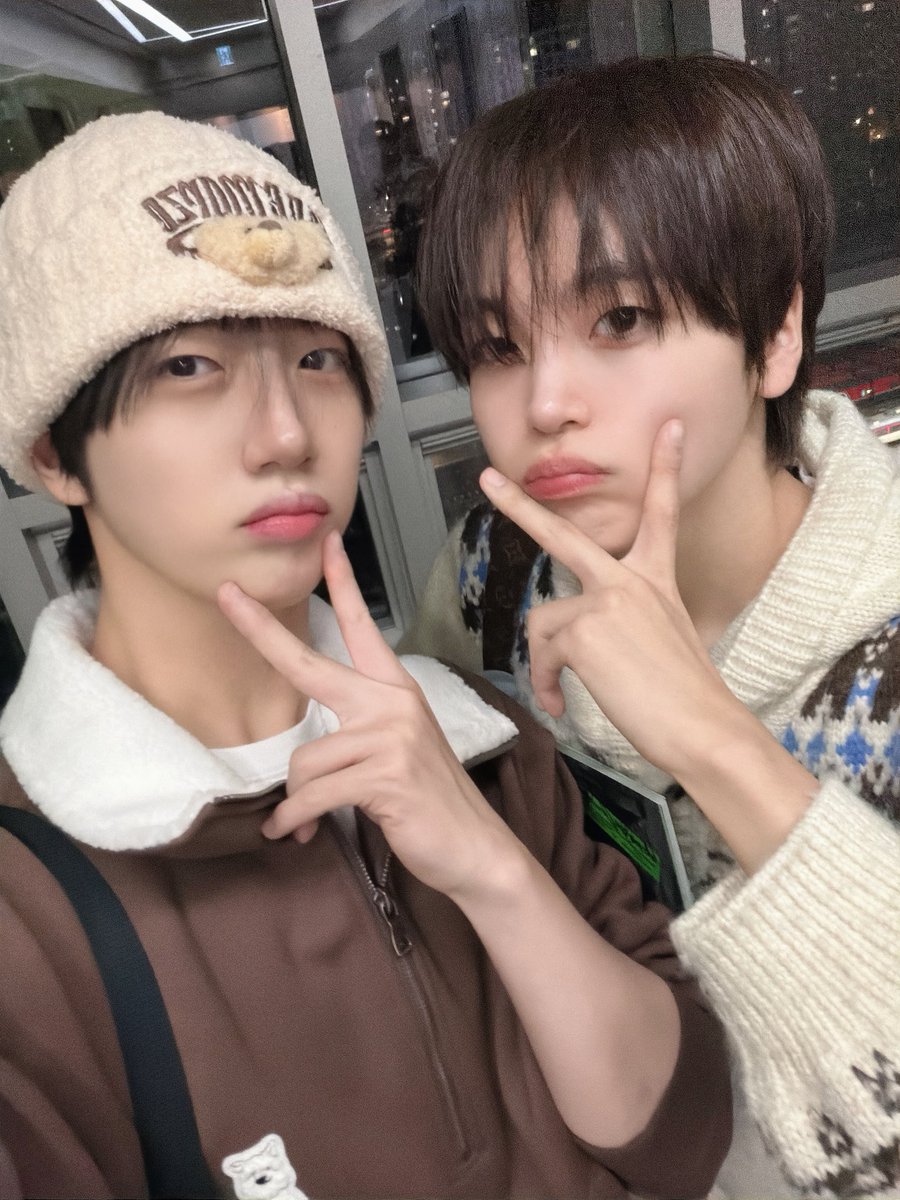 [📸] 260113
MBC FM4U #친한친구방송반
⠀ 
#CRAVITY #크래비티
#원진 #형준
#DaretoCrave_Epilogue
#LemonadeFever