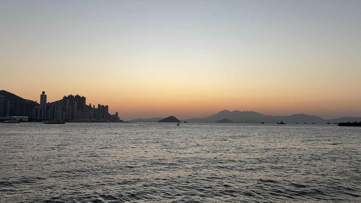 OUAUDAYOFF's tweet image. ฮ่องกง มกราคม คือโคตรจะดี อากาศชิล นอนโรงแรมวิวอ่าว เช้าออกไปชิลร้านกาแฟ บ่ายๆเดินเล่นหาร้านไวน์ชิล เย็นไปนั่งดู Sunset ที่ Park ริมอ่าว ทริปเปิดปี 2026 รับพลัง ไหว้พระ ชิล พักผ่อน แต่ อาหารกะกาแฟช่วยถูกลงได้มั้ย 😂 จิงๆ ชอบทุกอย่างงง 🤍