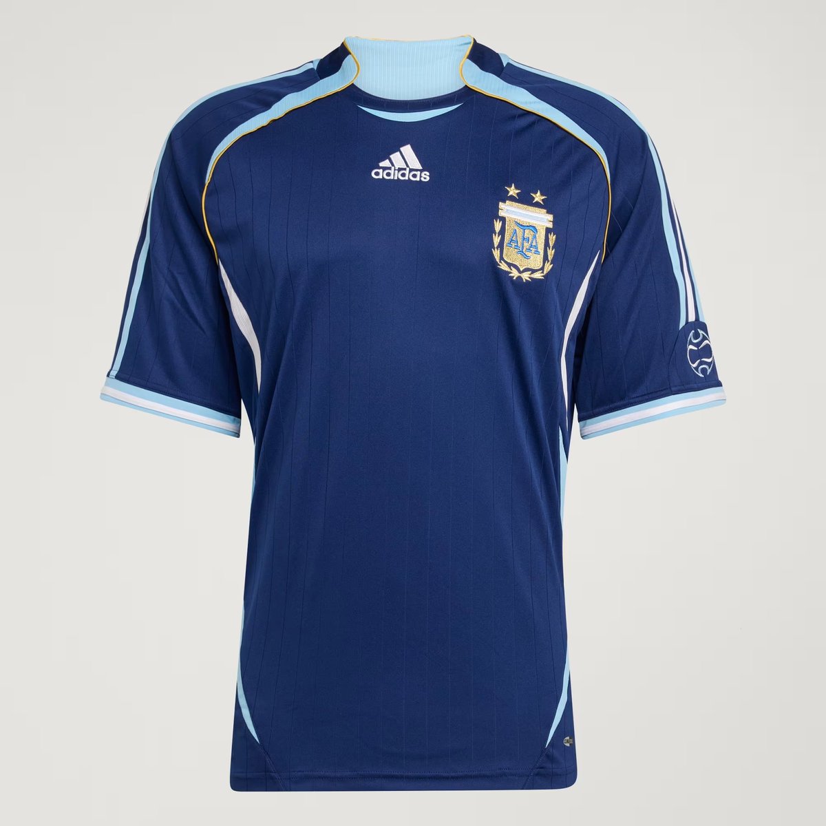 Si en el Mundial nos cruzamos con Alemania, hay que jugar con esta camiseta que acaba de sacar Adidas. La revancha de toda una generación tiene que ser completa.