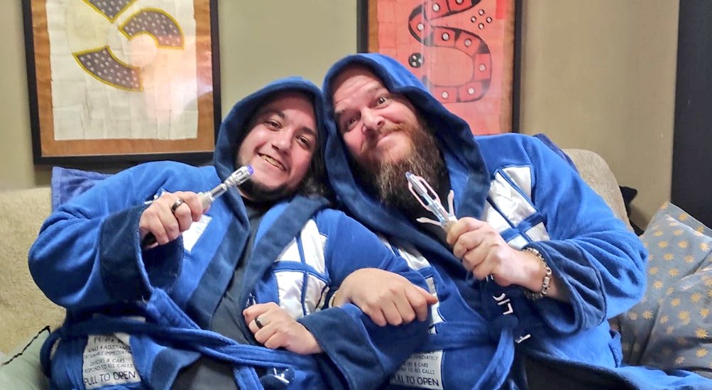 dracowhovian's tweet image. Ya la hemos liado.
Casi tres años después de empezar a hablar por aquí, pues ya tocaba. @cheshireTHG 
#DoctorWho #tardis #sonicscrewdriver #DrWho