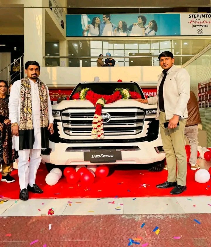 ThakurAryanSin8's tweet photo. #Kanpur में एक और लैंड क्रूज़र का आगमन। बिधनू ब्लॉक प्रमुख और बिठूर विधानसभा प्रत्याशी रमेश यादव ने खरीदी। सपा,बसपा,से ताल ठोकने के बाद नेताजी अब भाजपा में हैं।बिठूर विधानसभा मे अब चारों तरफ लैंड क्रूज़र ही दिखाई पड़ेगी। वैसे इस में सांसद भोले सिंह का हाथ है।
#Kanpur #BJP https://t.co/e2GuQ5A4Al
