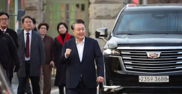 OrissaPOSTLive's tweet image. An independent counsel Tuesday demanded a death sentence for former South Korean President Yoon Suk Yeol on rebellion charges in connection with his short-lived imposition of martial law in December 2024.

#YoonSukYeol #MartialLaw #DeathSentence #PoliticalUnrest #SouthKorea