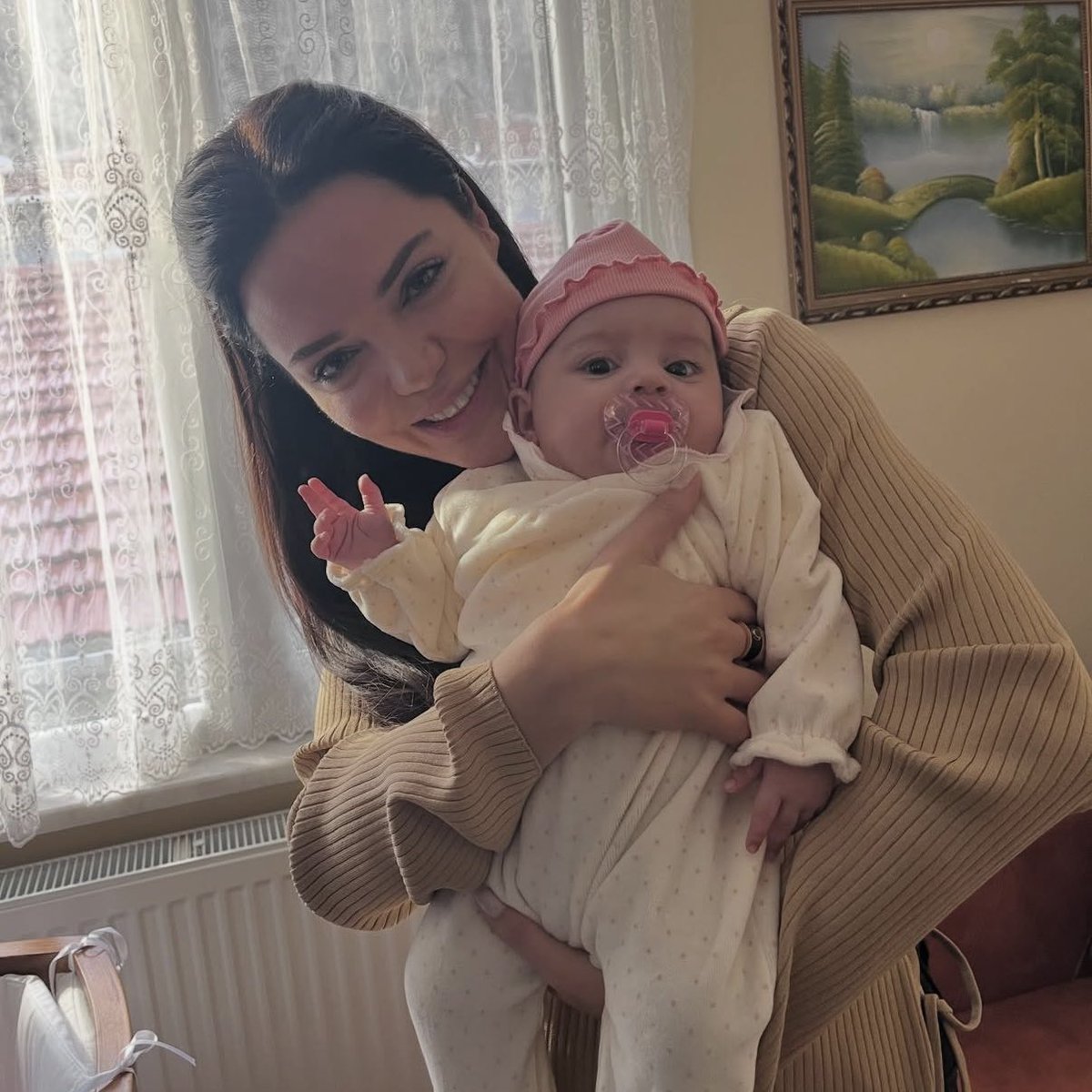 After this scene, Ertan is going to want to get Asya pregnant.

And I wouldn't blame him because just look at her, she looks precious with a baby.

She is so MOTHER.

#Sahtekarlar | #AsTan