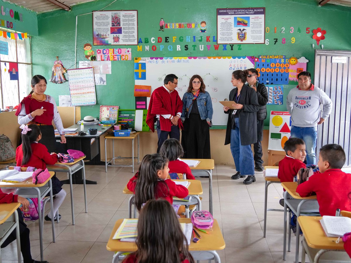 Vice_Ec's tweet photo. Durante la visita se evaluaron aspectos como la infraestructura, pertinencia intercultural, si el equipo de docentes responde adecuadamente a las necesidades educativas, culturales y lingüísticas de la comunidad, los proceso de enseñanza-aprendizaje, entre otros. La Educación Intercultural Bilingüe es uno de los ejes principales de trabajo de @vice-ec, por eso la fortalecemos día a día, ya que forma a las nuevas generación que dirigirán la patria.