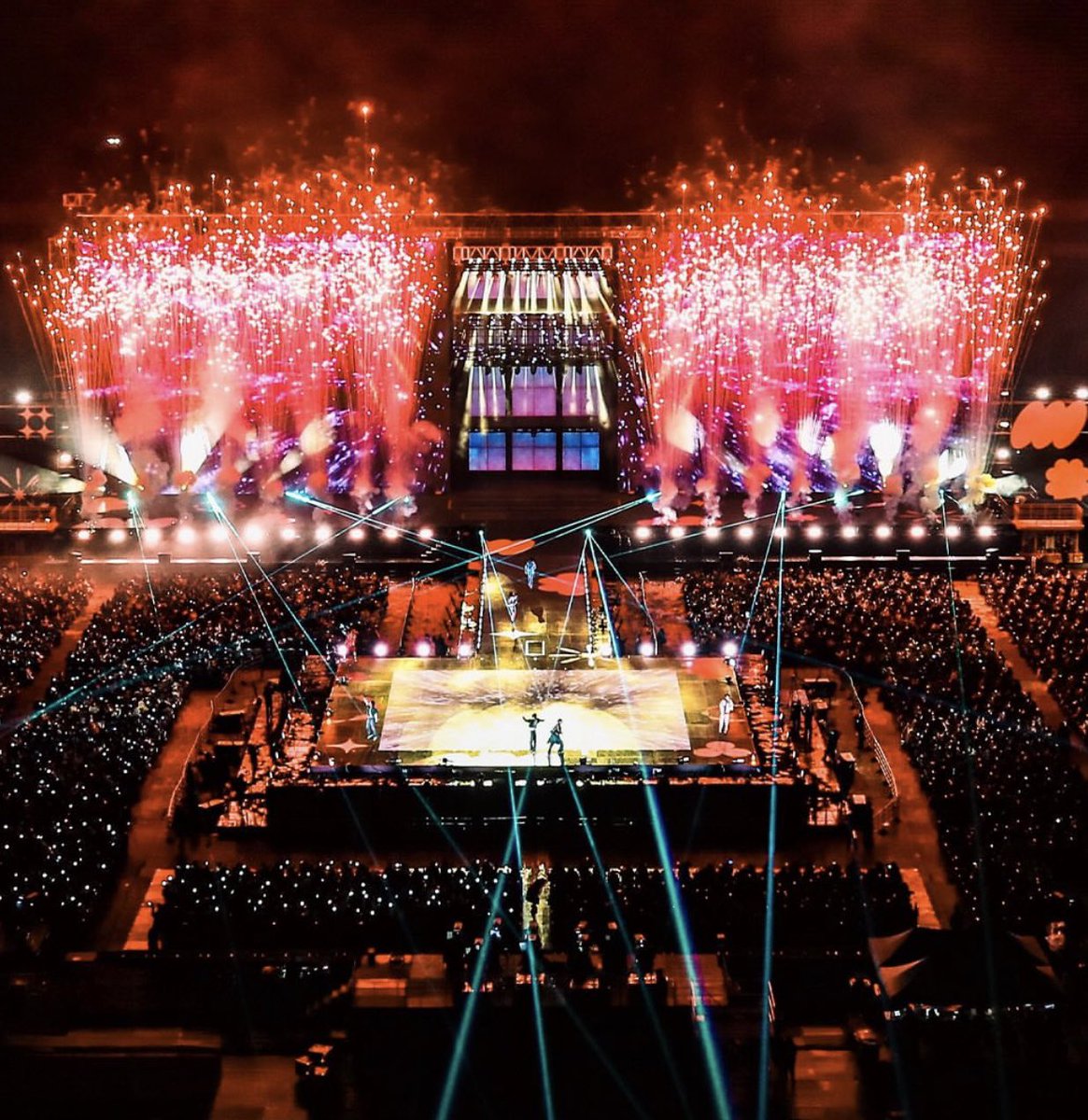 PopCrave's tweet image. BTS’ newly-announced world tour will feature a 360-degree stage.