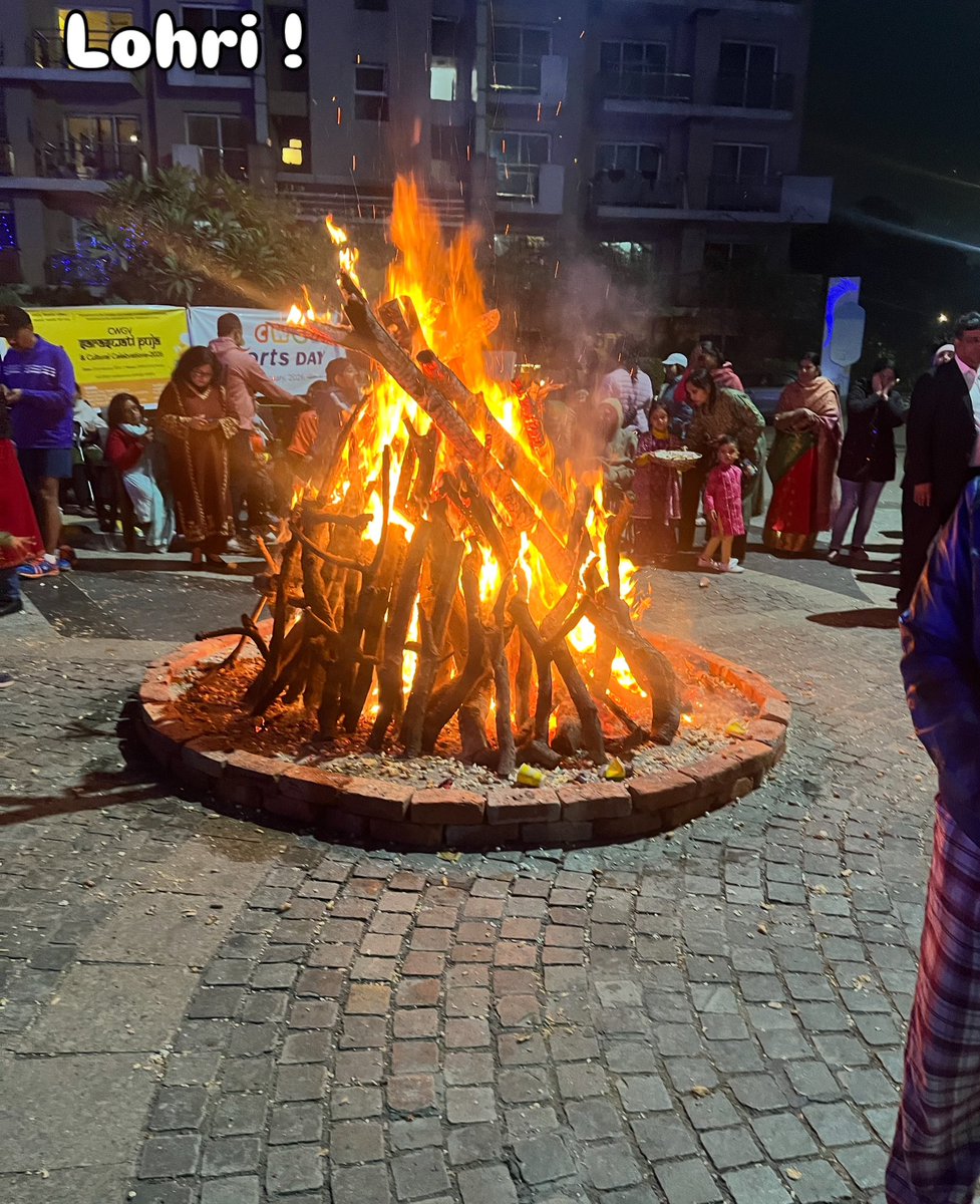 सूरज की किरणें लाएं उजाला,
लोहड़ी ने बदला मौसम निराला,
मीठे पल हों जीवन में,
दूर रहे हर एक झमेला।

हैप्पी लोहड़ी