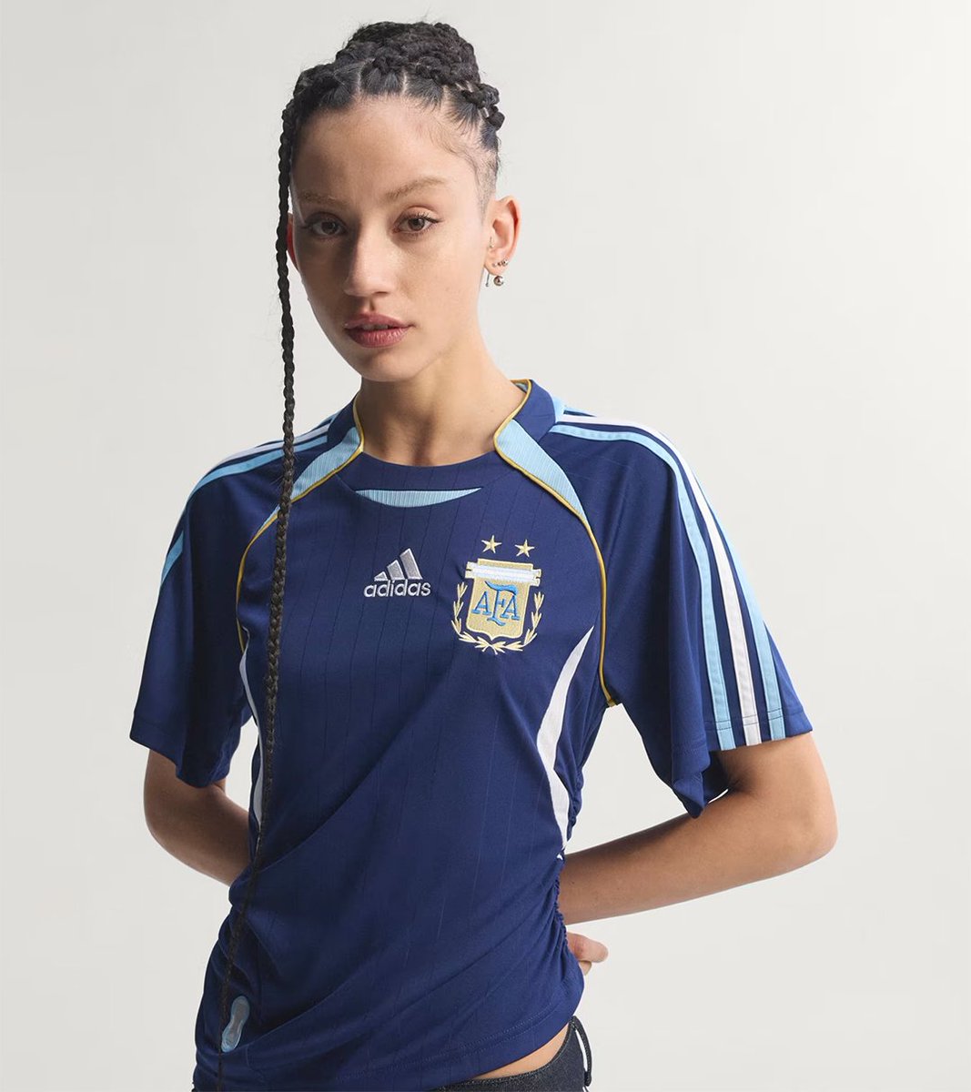 marcadegol's tweet image. 🇦🇷 Para la camiseta alternativa, lanzaron esta versión con un fruce lateral, imitando la forma 'urbana' de vestirla.