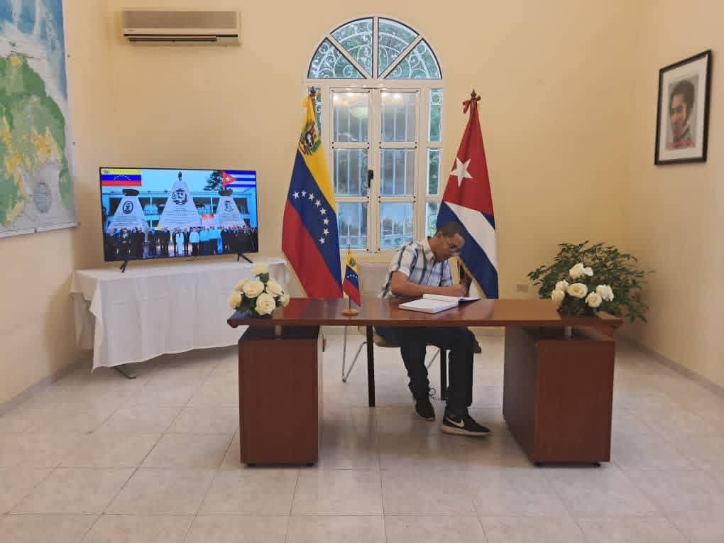 🇨🇺🇻🇪 Rendimos tributo a los caídos y reafirmamos nuestra solidaridad con Venezuela. Compromiso con la causa de los pueblos frente a las amenazas y la agresiones del imperio.  

#CubaconVenezuela #SomosIDEAS