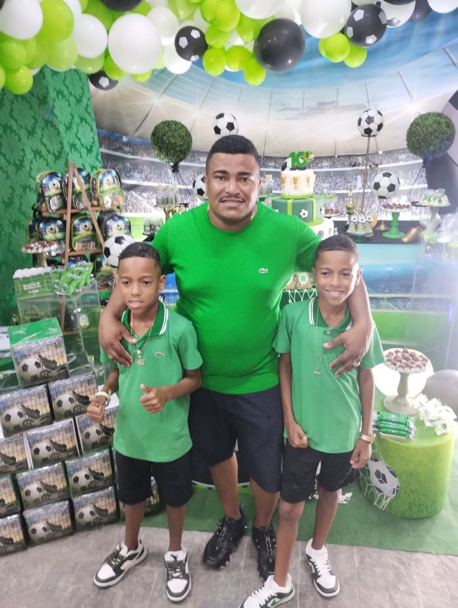 FELIZ ANIVERSÁRIO 🥳🙏🥳🎉🎊❤️

#GABRIEL E #GUILHERME FAZ 11 🙏