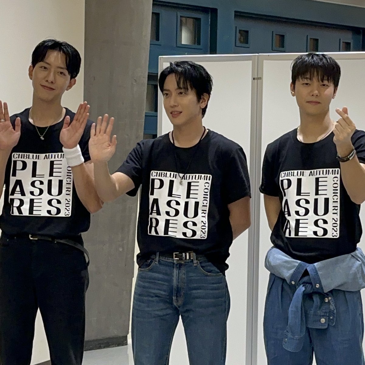 qnneux's tweet image. CNBLUE 데뷔 16주년을 진심으로 축하해요. 

16년이라는 시간은 단순한 숫자가 아니라
음악으로 이어진 여정~ 수많은 기억과 감정이 쌓여 만들어진 역사라고 생각해요.

때로는 잠시 굽혀질 때도 있었지만 결국 다시 곧게 서서 어떤 비바람 속에서도 끝내 꺾이지 않았던 CNBLUE여서 지금까지 함께할 수…