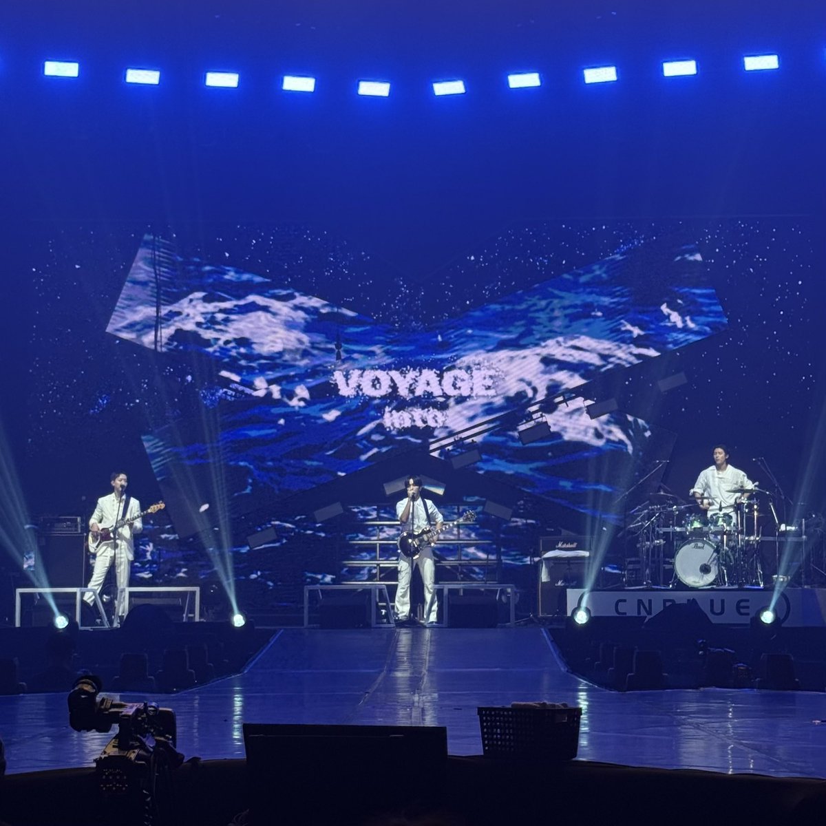 qnneux's tweet image. CNBLUE 데뷔 16주년을 진심으로 축하해요. 

16년이라는 시간은 단순한 숫자가 아니라
음악으로 이어진 여정~ 수많은 기억과 감정이 쌓여 만들어진 역사라고 생각해요.

때로는 잠시 굽혀질 때도 있었지만 결국 다시 곧게 서서 어떤 비바람 속에서도 끝내 꺾이지 않았던 CNBLUE여서 지금까지 함께할 수…