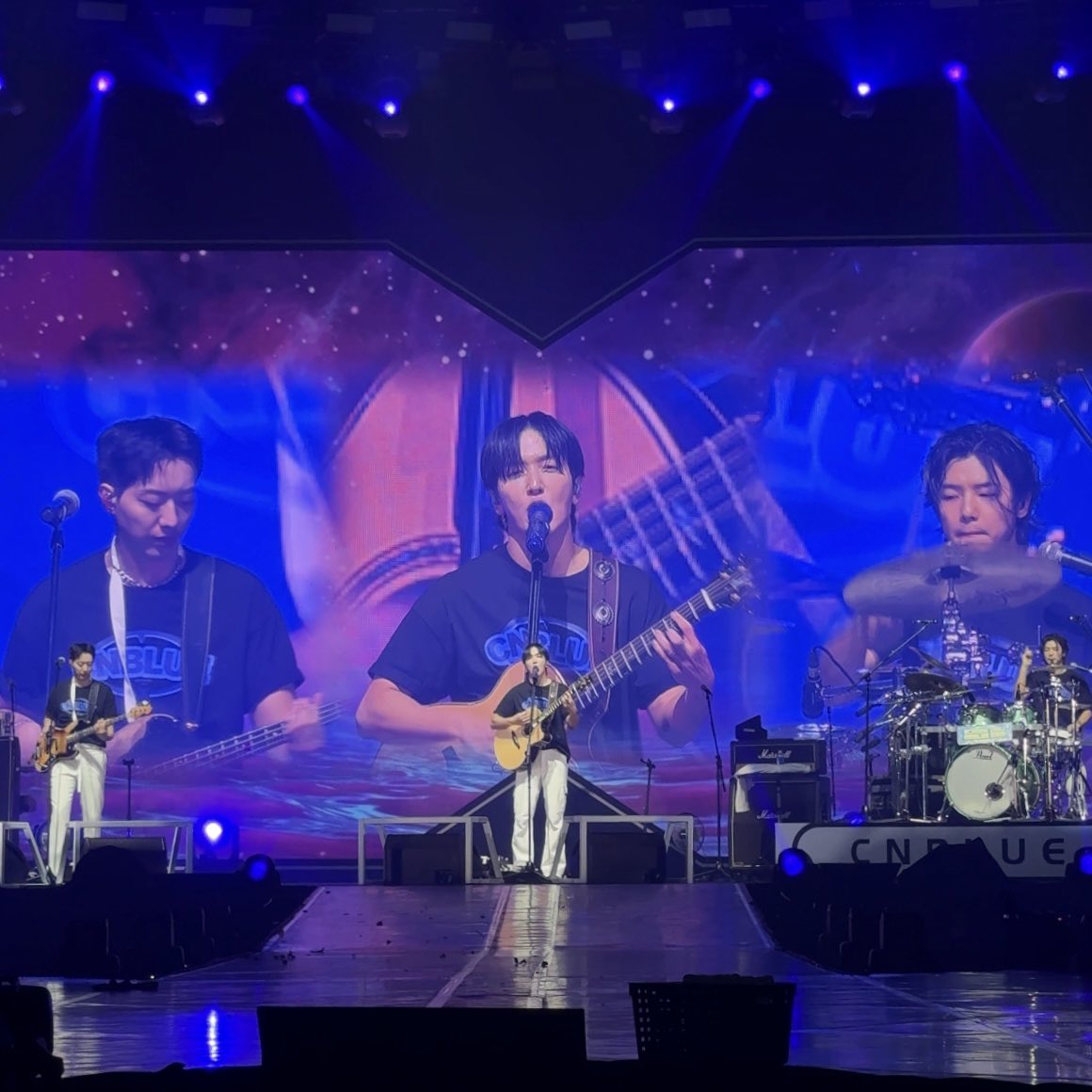qnneux's tweet image. CNBLUE 데뷔 16주년을 진심으로 축하해요. 

16년이라는 시간은 단순한 숫자가 아니라
음악으로 이어진 여정~ 수많은 기억과 감정이 쌓여 만들어진 역사라고 생각해요.

때로는 잠시 굽혀질 때도 있었지만 결국 다시 곧게 서서 어떤 비바람 속에서도 끝내 꺾이지 않았던 CNBLUE여서 지금까지 함께할 수…