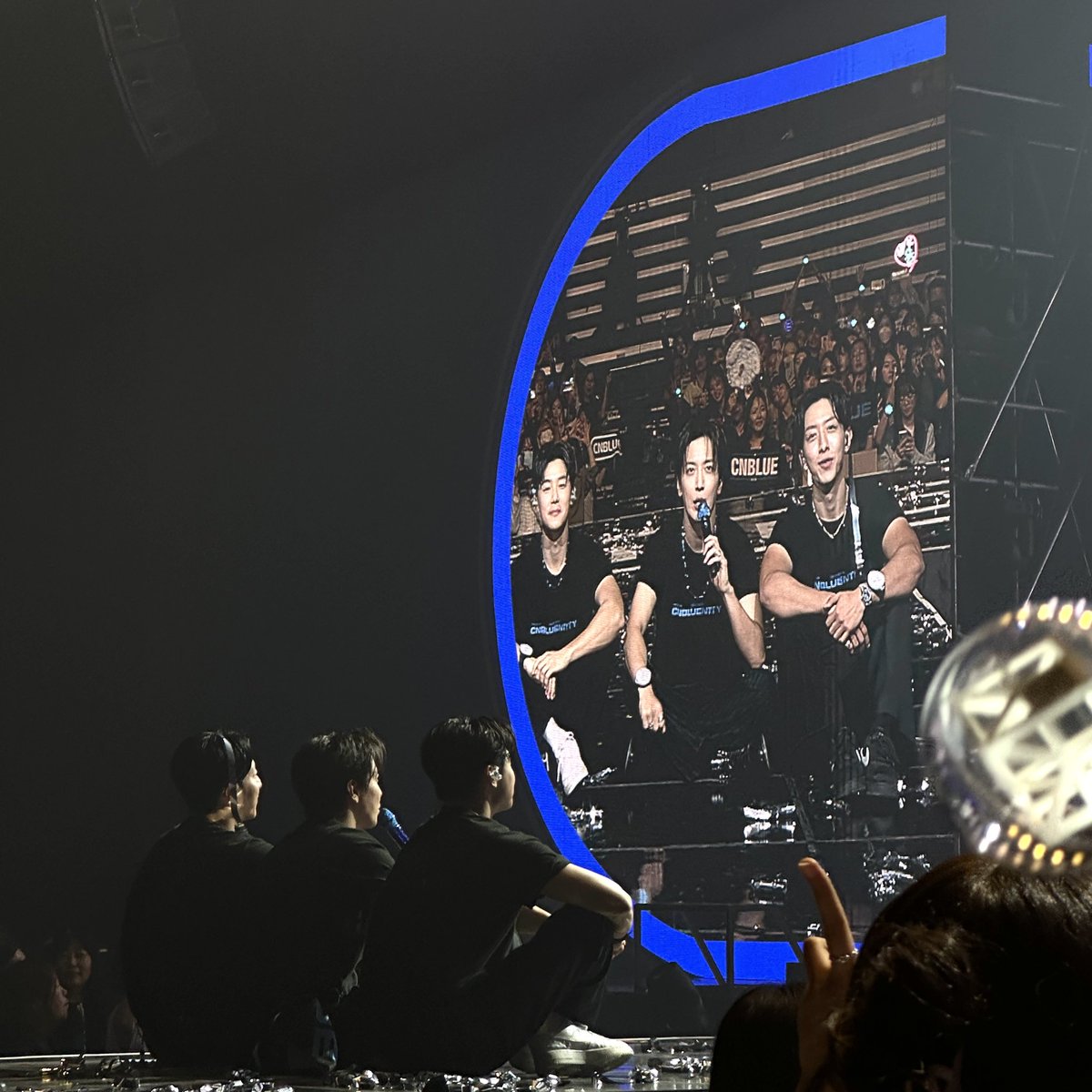 qnneux's tweet image. CNBLUE 데뷔 16주년을 진심으로 축하해요. 

16년이라는 시간은 단순한 숫자가 아니라
음악으로 이어진 여정~ 수많은 기억과 감정이 쌓여 만들어진 역사라고 생각해요.

때로는 잠시 굽혀질 때도 있었지만 결국 다시 곧게 서서 어떤 비바람 속에서도 끝내 꺾이지 않았던 CNBLUE여서 지금까지 함께할 수…