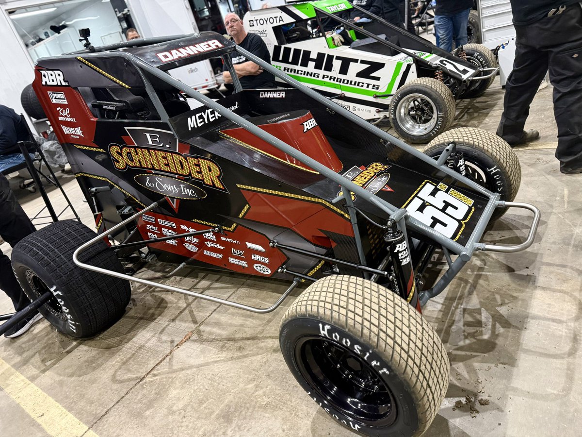 ABR_teams's tweet image. Braidsmaid Monday recap from Tulsa: @briggsdanner78 finished 2nd in his heat, qualifier and main after a fun race with Kyle Larson. Locked into the show in Sat! 💪

No on-tack for us till Thursday (definitely not Friday) when CJ runs.

(Photos from the man himself @Walkapedia_)
