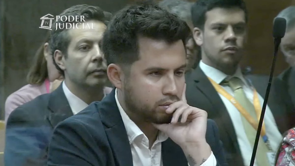 vagoilustrado's tweet image. Chile limita al centro de la injusticia...

La Jueza Cristina Cabello del 4to Tribunal de juicio Oral en lo Penal Santiago, absuelve al exteniente coronel de Carabineros, Claudio Crespo, por el cegamiento del joven estudiante Gustavo Gatica, durante el Estallido Social de 2019.