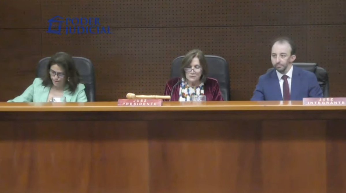 vagoilustrado's tweet image. Chile limita al centro de la injusticia...

La Jueza Cristina Cabello del 4to Tribunal de juicio Oral en lo Penal Santiago, absuelve al exteniente coronel de Carabineros, Claudio Crespo, por el cegamiento del joven estudiante Gustavo Gatica, durante el Estallido Social de 2019.